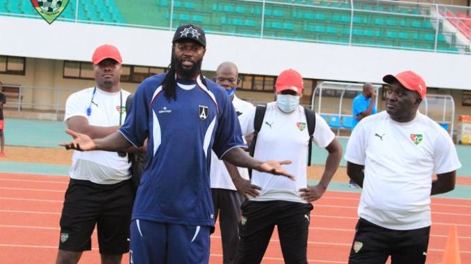 Football local: Adebayor y met désormais du sien