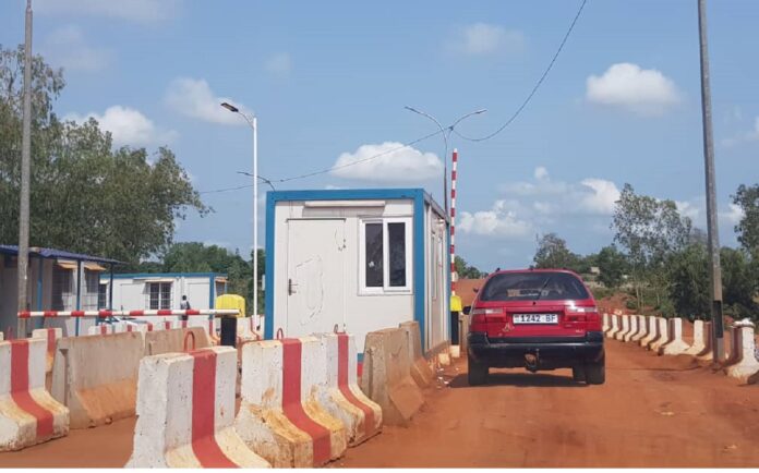 Togo- Insolite/La voie en chantier à Aképé : Déjà des conteneurs de fortune érigés pour collecter les frais de péage