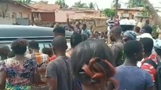 [Vidéo] Incroyable au Togo : l’âme tourmentée d’une femme morte de COVID-19 s’acharne sur des policiers