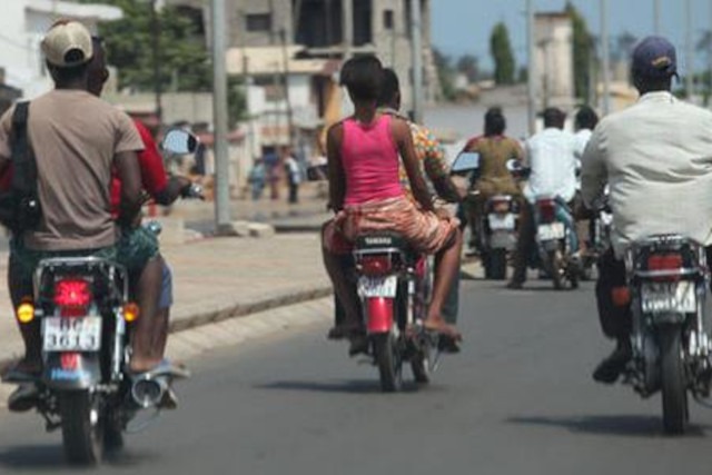 Togo : Obligation du port de masque pour les passagers à moto, C’est bon, mais peut mieux faire!