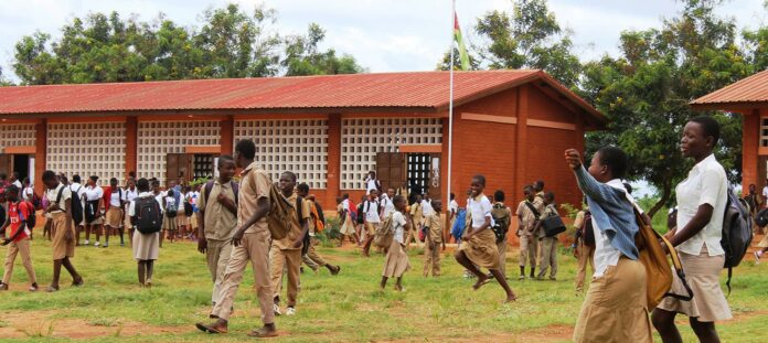 Togo-Les élèves utilisant leur téléphone en classe courent de gros risques
