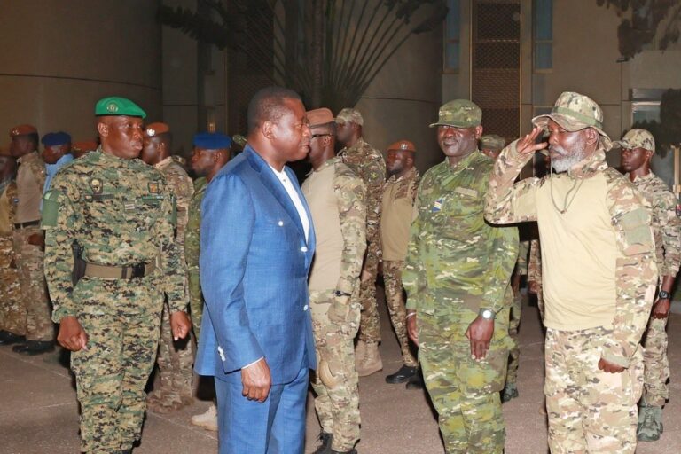 A Lomé, les militaires ivoiriens graciés au Mali remercient le chef de l’Etat