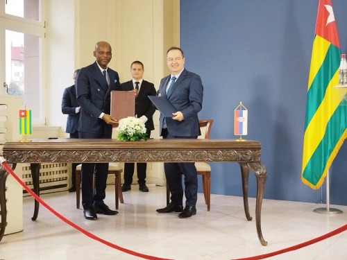 Le Togo et la Serbie signent un accord d’exemption de visa diplomatique et approfondissent leur coopération