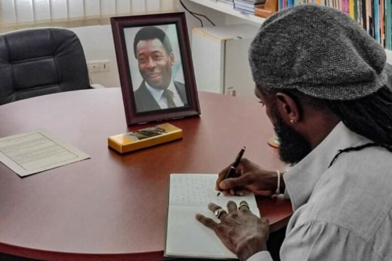 People : le geste d’Adebayor pour Pelé qui fait jaser