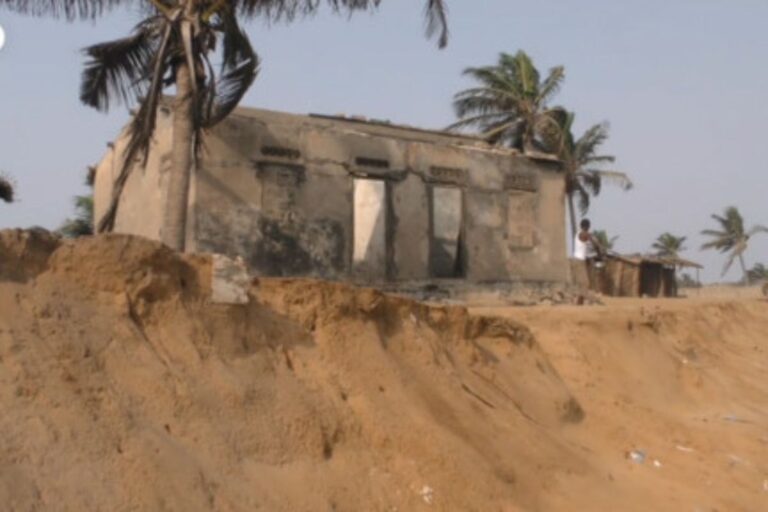 Érosion côtière au Togo : plage, habitations, terres, routes… dans la gueule de l’océan…