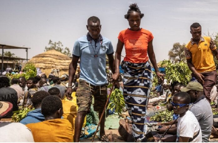 Burkina Faso – Une “guérisseuse” hors du commun attire les foules