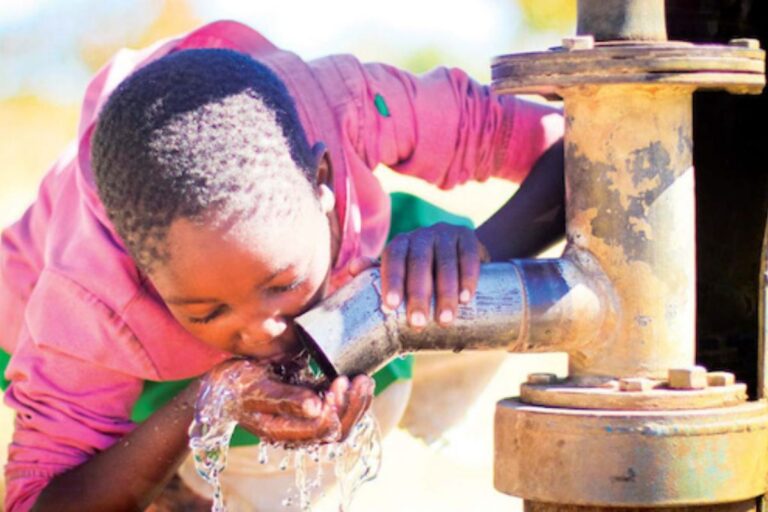 « Kara a soif, pardonnez ! De l’eau… »