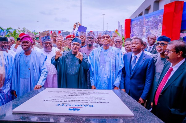 Le chef de l’Etat a assisté à l’inauguration de la raffinerie Dangote à Lagos