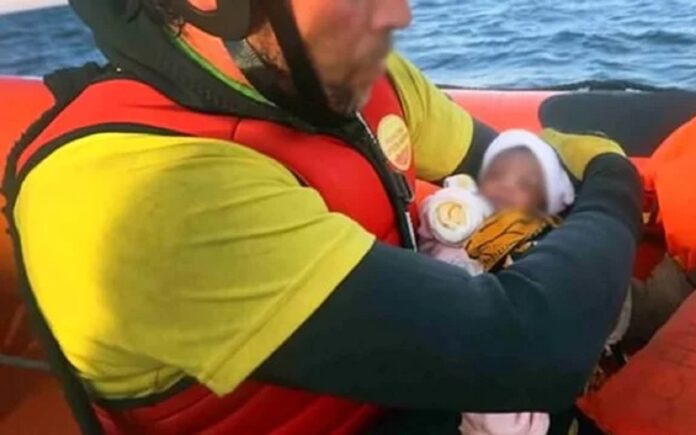 Des migrants jettent un bébé à l’eau en pleine traversée de la Méditerranée